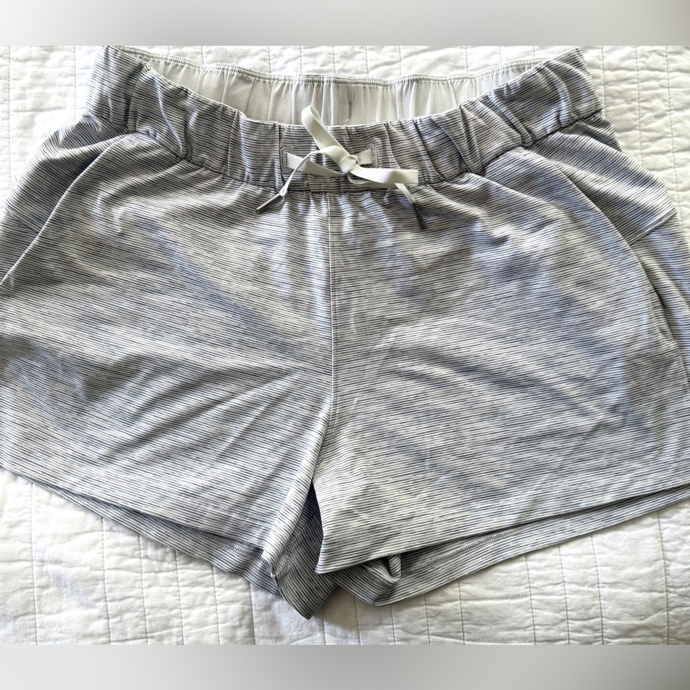 Lululemon On the Fly shorts grey and white stripe size 8 EUC